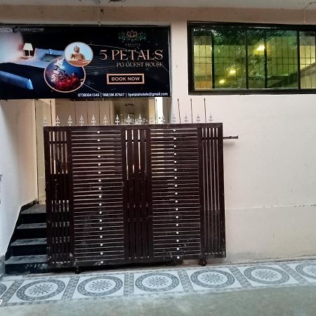 5 Petals Hotel Varanasi Exterior photo