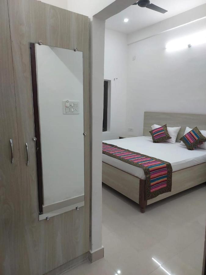 5 Petals Hotel Varanasi Exterior photo