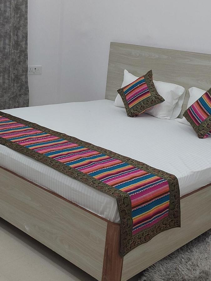 5 Petals Hotel Varanasi Exterior photo