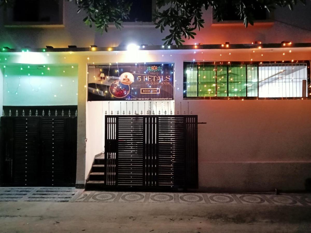 5 Petals Hotel Varanasi Exterior photo
